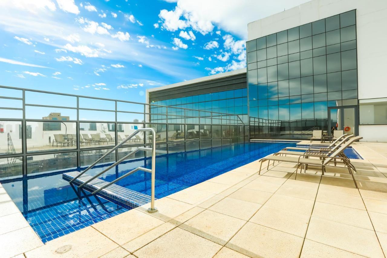 Отель Tryp By Wyndham Рибейран-Прету Экстерьер фото Rooftop pool at the hotel